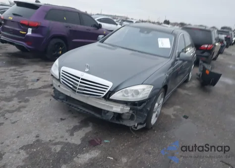 2011 Mercedes-Benz S 550 z USA, uszkodzony, nr VIN WDDNG7BB1BA390246